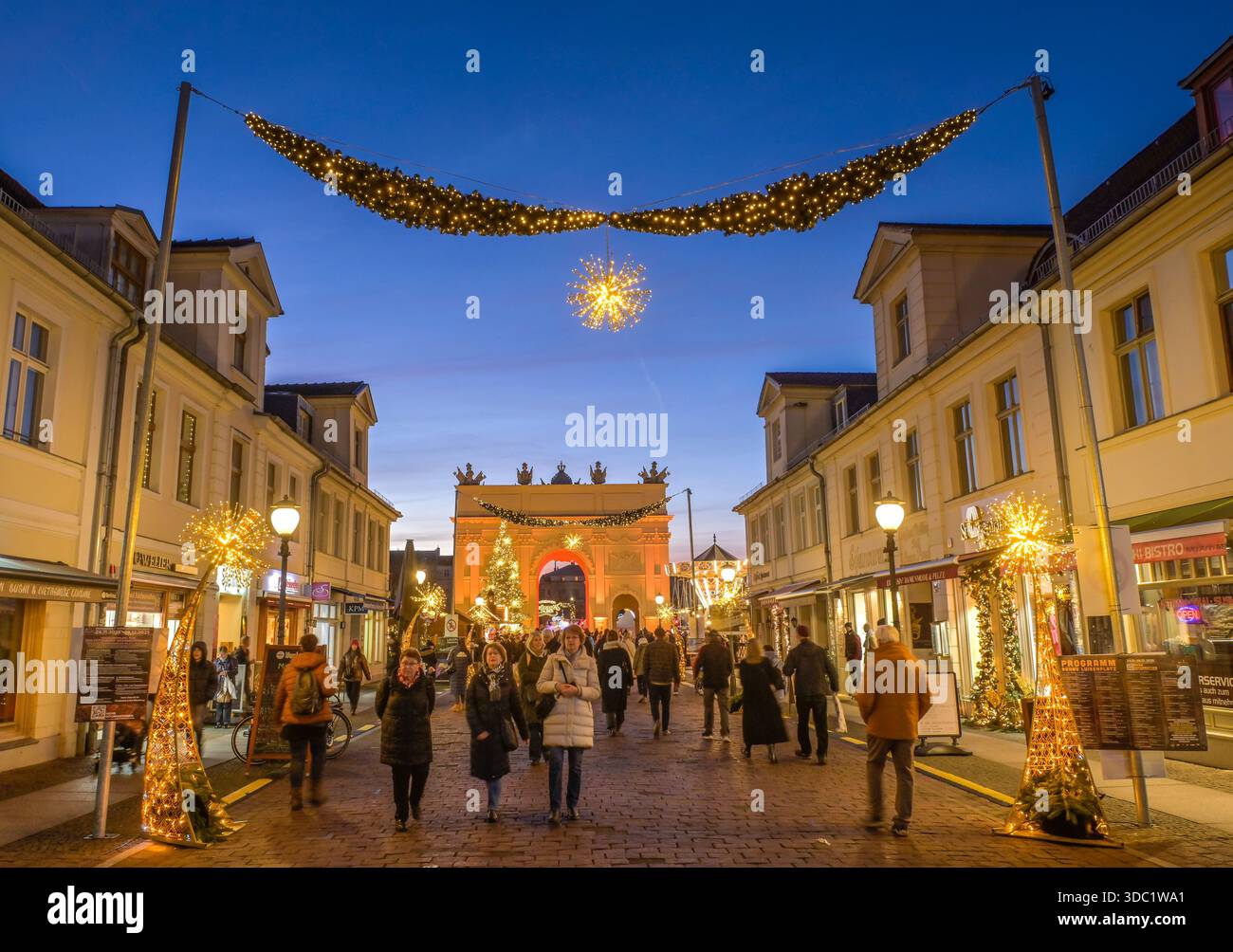 Weihnachtsmarkt, Brandenburger Straße, hinten Brandenburger Tor am Luisenplatz, Potsdam, Brandeburgo, Deutschland Foto Stock