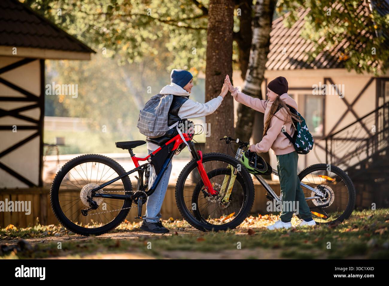 i bambini si sono incontrati mentre viaggiavano in bicicletta lungo una strada suburbana. Foto Stock