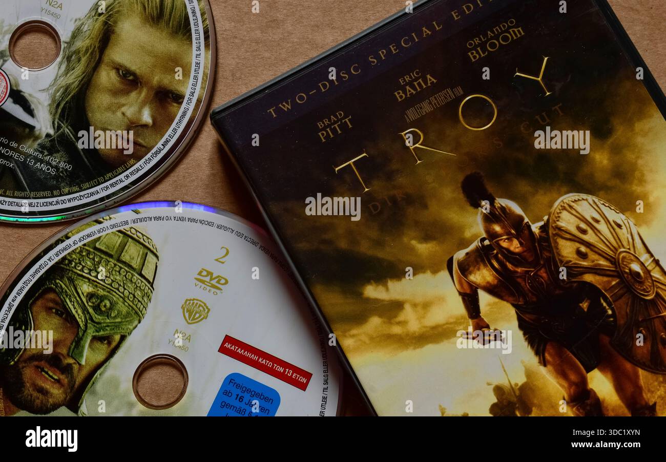 Film "Troy"; edizione DVD; disco con copertina; Brad Pitt | Eric Bana | Orlando Bloom; isolato su sfondo bianco chiaro; ripresa dall'angolo superiore. Foto Stock