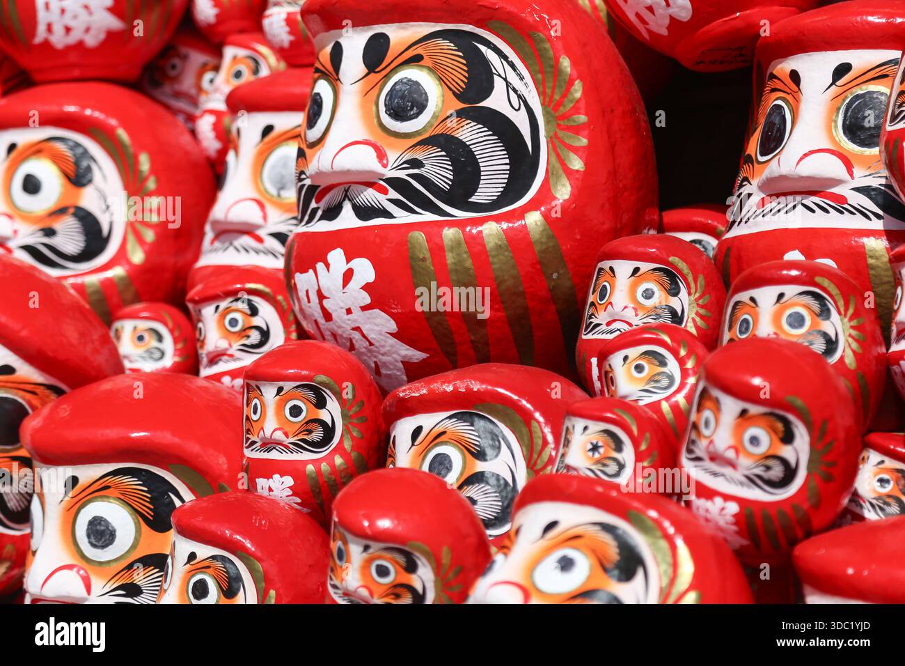 Avvicinati a una pila di bambole daruma tradizionali Foto Stock