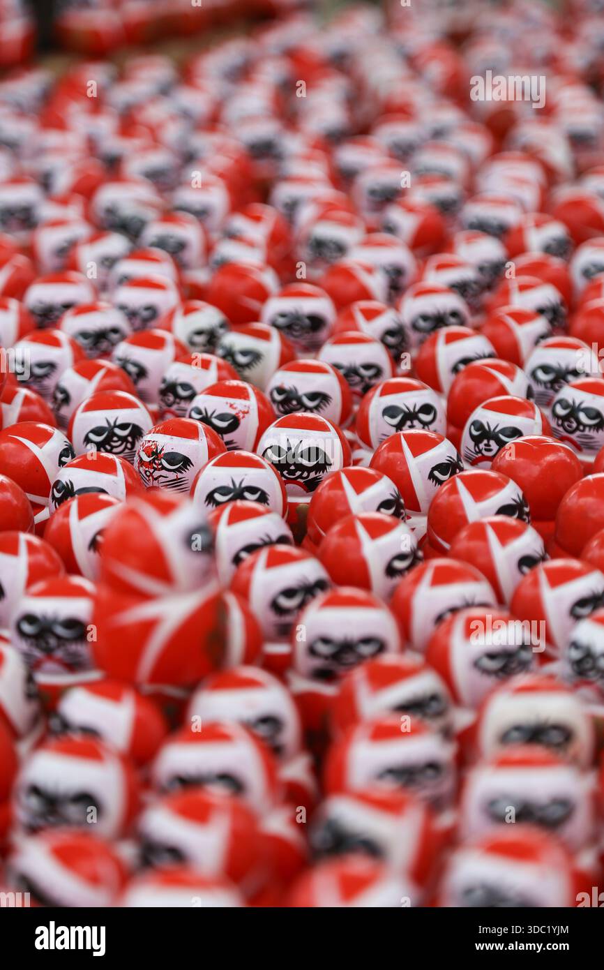 Avvicinati a una pila di bambole daruma tradizionali Foto Stock