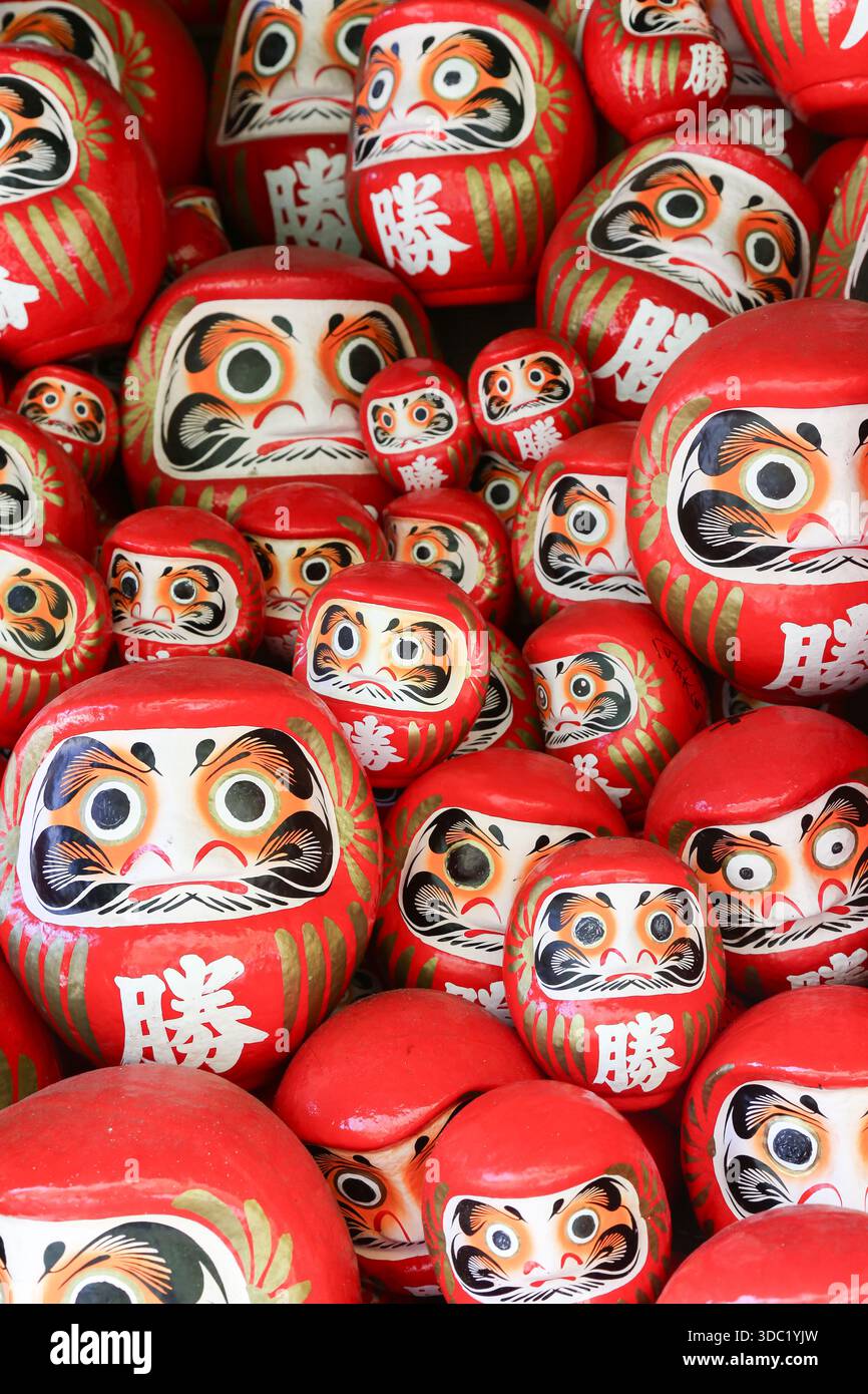 Avvicinati a una pila di bambole daruma tradizionali Foto Stock