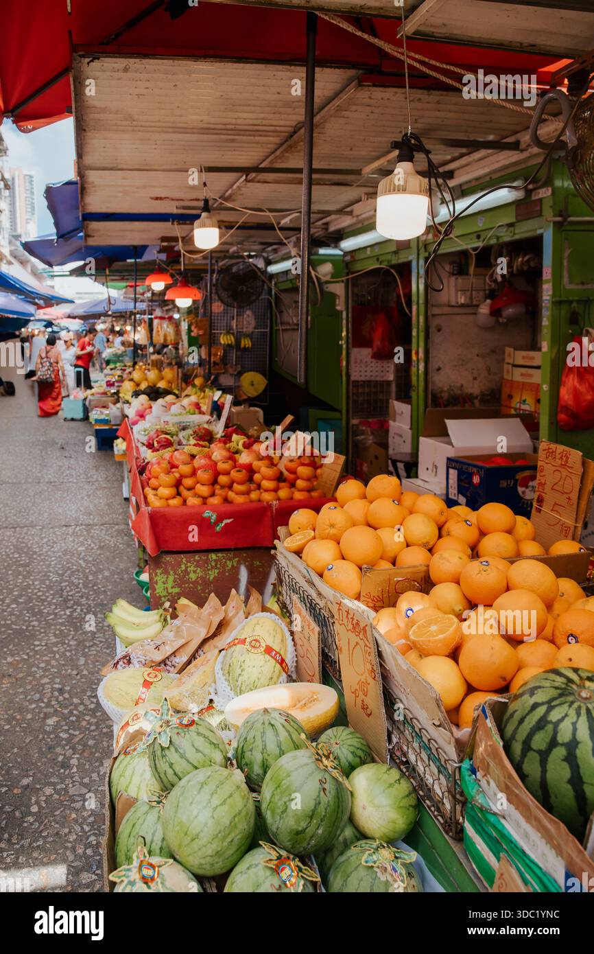 Bancarelle di frutta fresca in un mercato all'aperto di Hong Kong Foto Stock