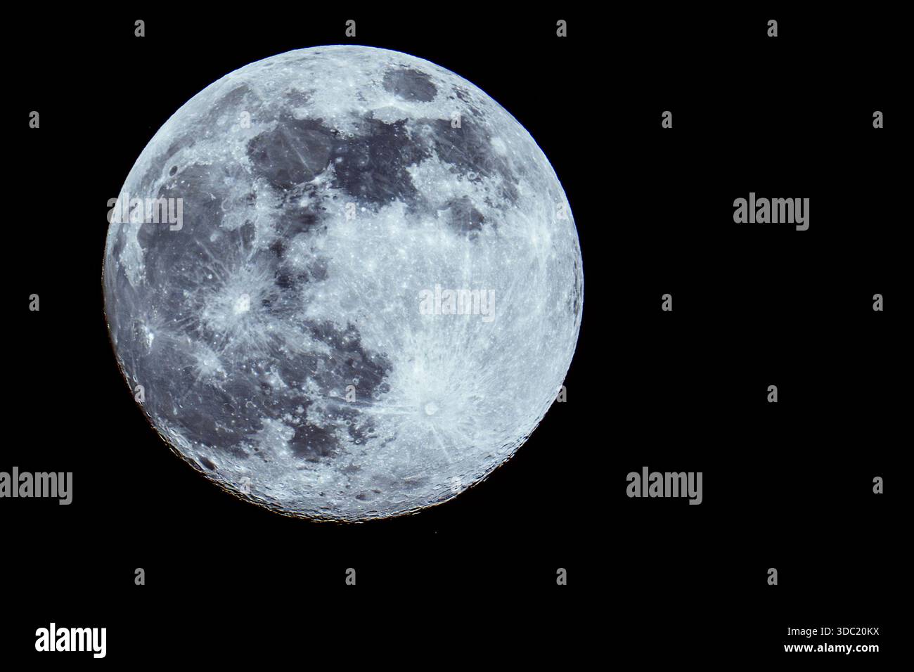 Full Moon in Clear Night Sky Foto Stock