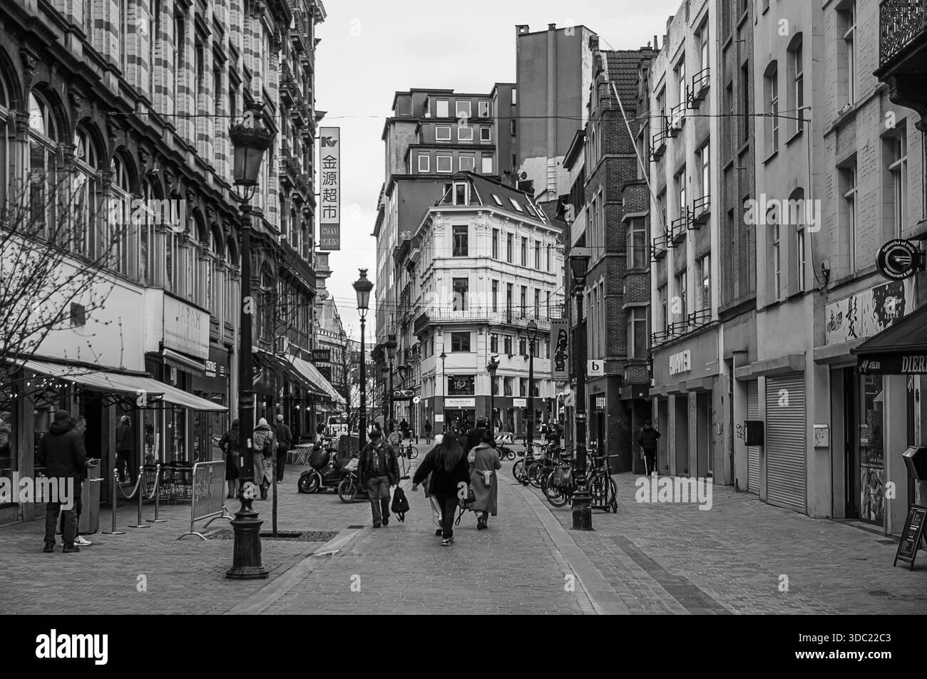 La via dello shopping nel centro di Bruxelles Foto Stock