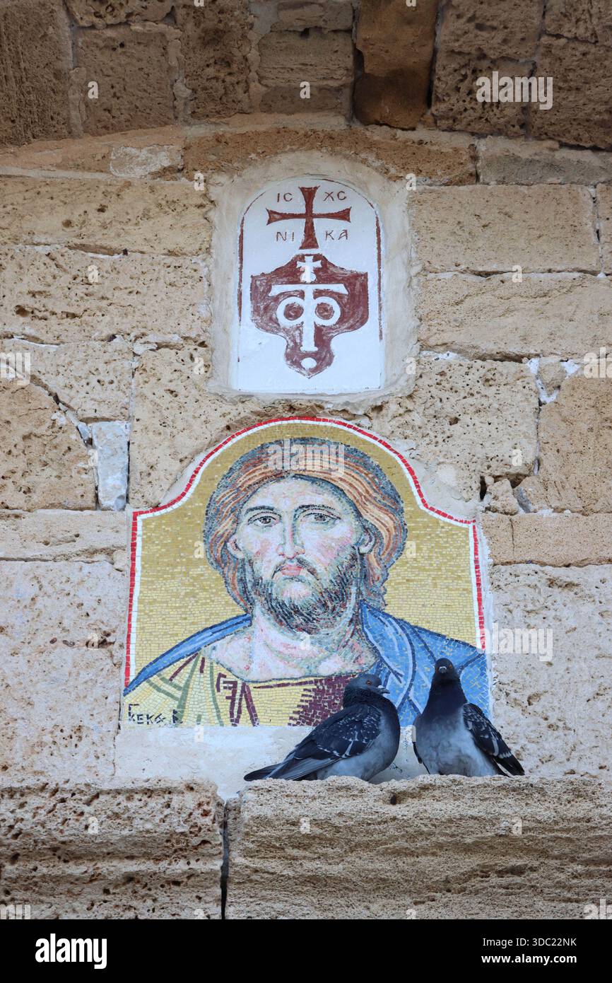 I piccioni si aprono fuori da una chiesa a Old Jaffa, Israele, il 17 dicembre 2026. Foto di Raquel G. Frohlich. Foto Stock