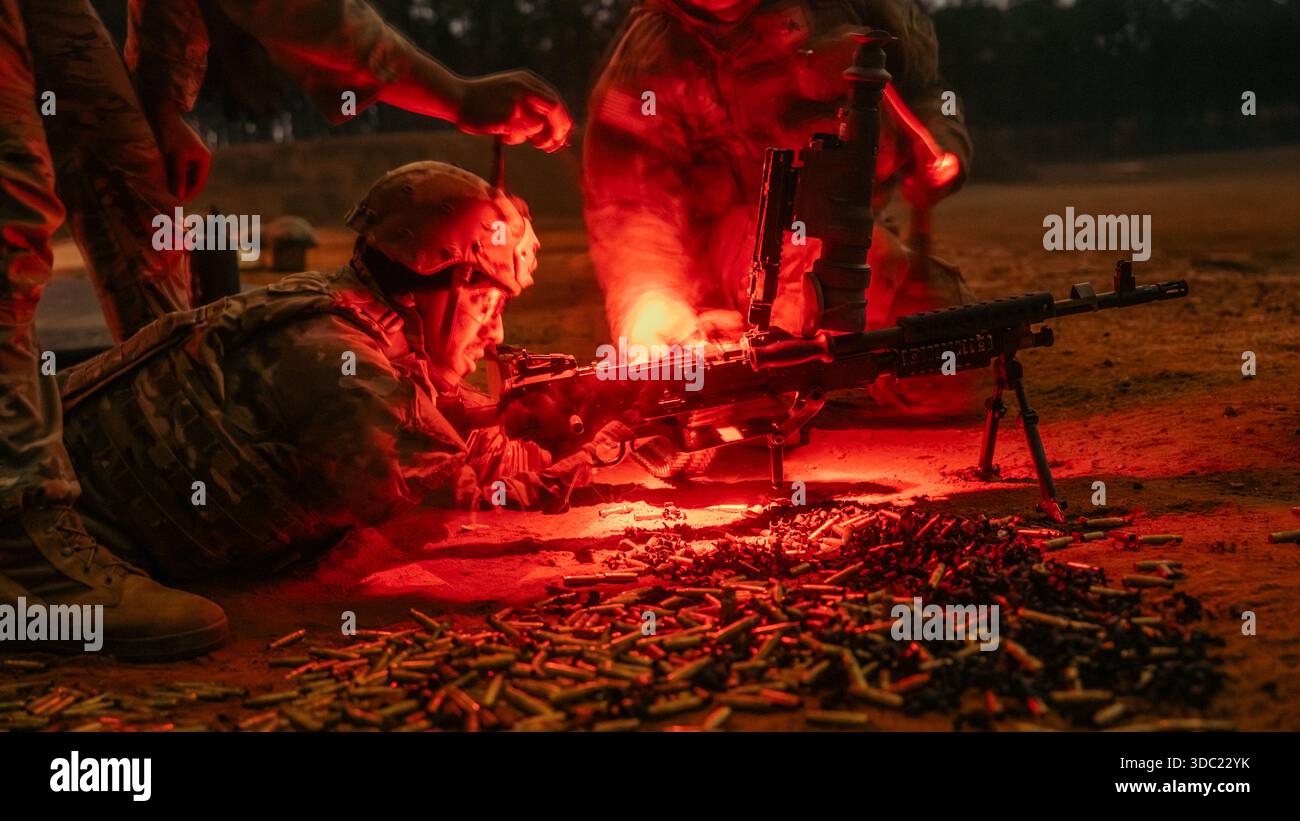 Gladius Paracadutisti del quartier generale e battaglione del quartier generale, 82nd Airborne Division, scatenano la potenza di fuoco delle mitragliatrici M240 e M249 Dur Foto Stock