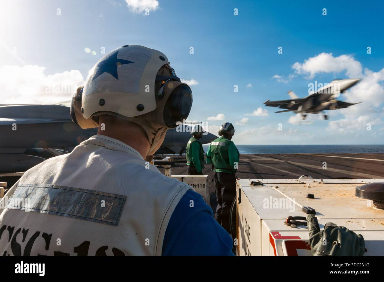 Posteriore Adm. Paul Lanzilotta, comandante, Carrier Strike Group 12, osserva le operazioni di volo sulla cabina di pilotaggio della più grande portaerei del mondo, Foto Stock