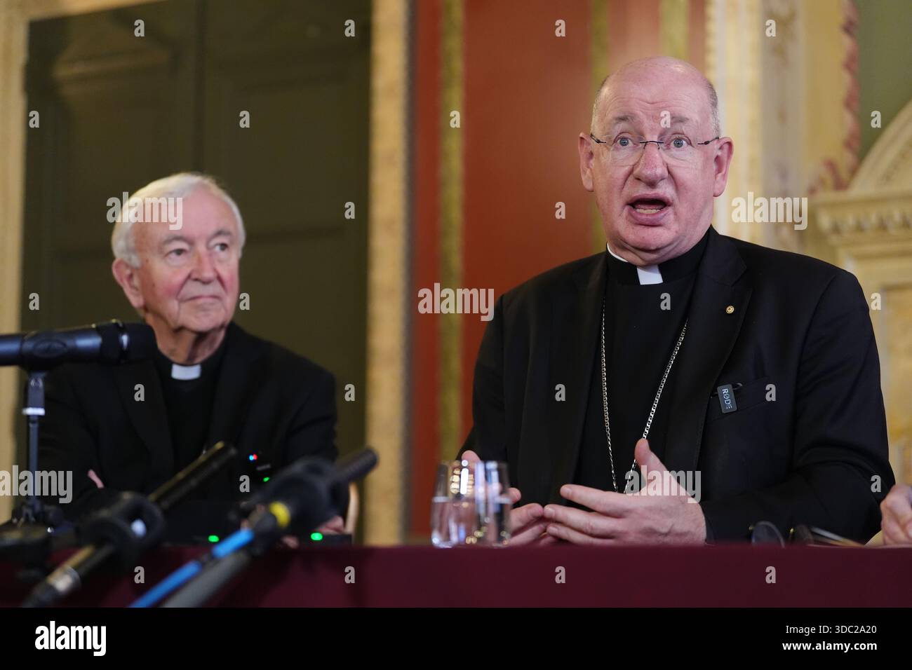 Arcivescovo uscente di Westminster Vincent Nichols (a sinistra) ascoltando il vescovo Richard Moth che parlò durante una conferenza stampa annunciandolo come nuovo arcivescovo, sostituendo il cardinale Nichols come leader della Chiesa cattolica in Inghilterra e Galles, nella sala del Trono dell'Arcivescovo di Westminster, Londra. Data foto: Venerdì 19 dicembre 2025. Foto Stock