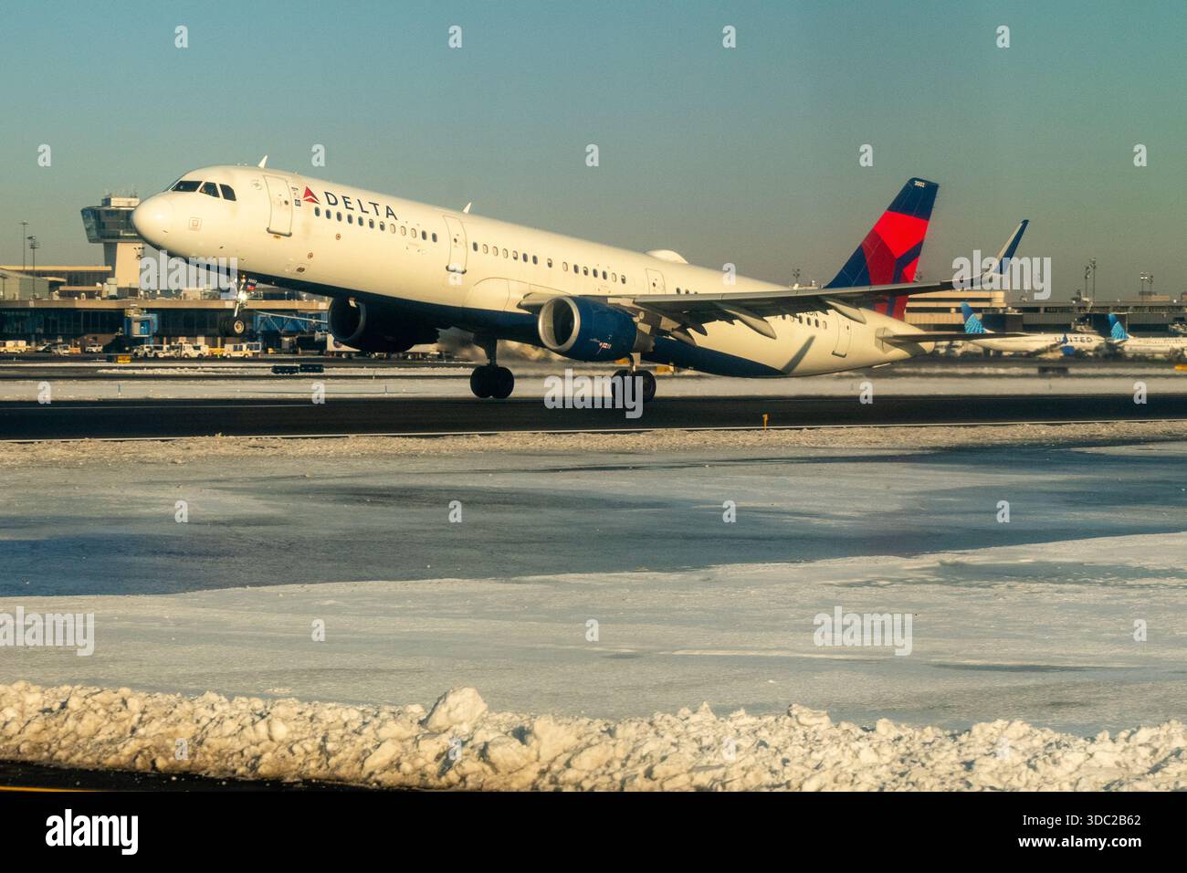 Aeroporto internazionale Liberty di Newark, Newark, New Jersey, Stati Uniti - 16 dicembre 2025 - Un CEO di Delta Airlines A321 decolla da EWR in una mattina nevosa Foto Stock