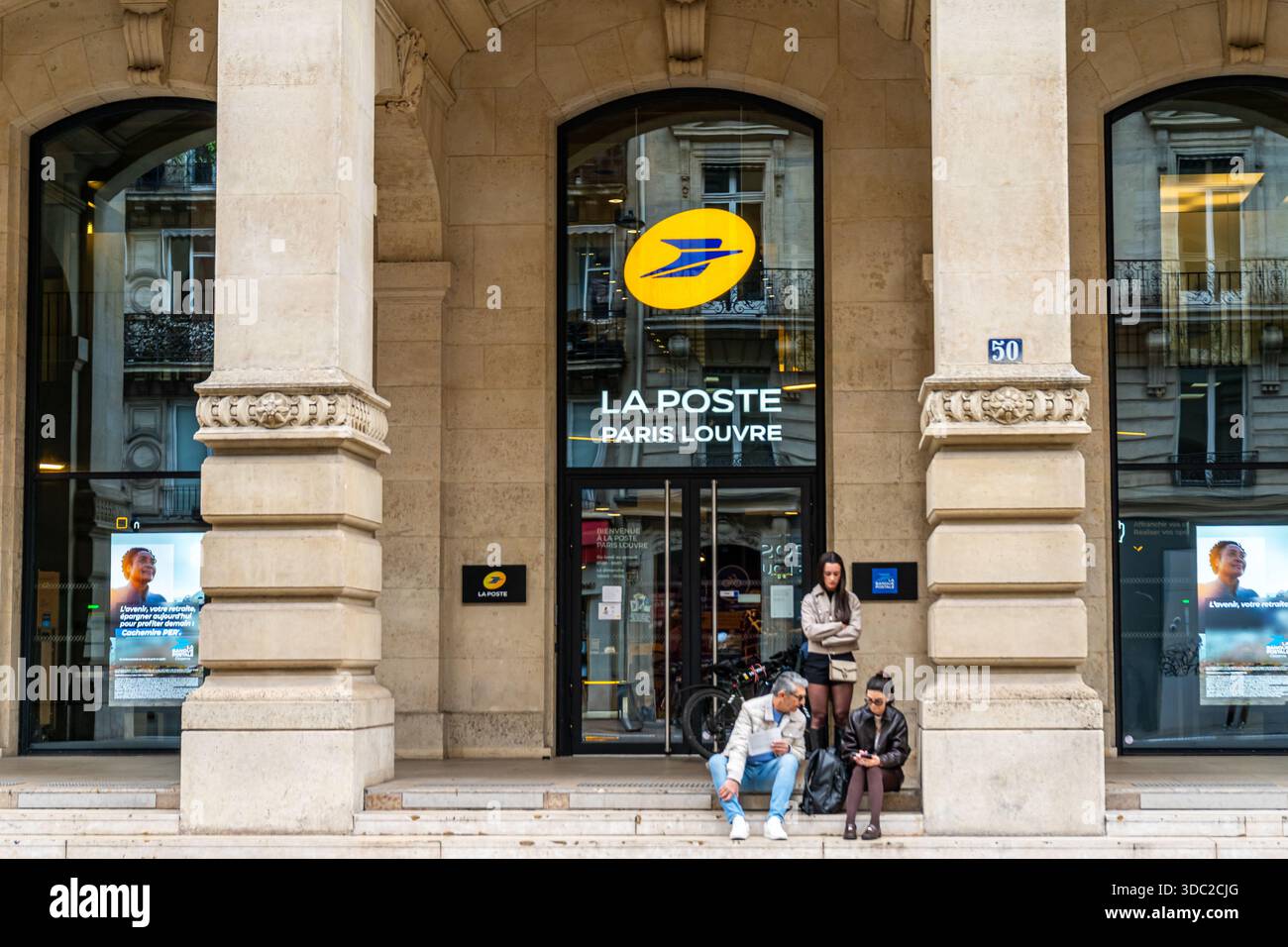 Parigi, Francia - 29 ottobre 2025: Ufficio postale d'ingresso con logo giallo LA POSTE Paris Louvre. Display del finestrino della portiera Foto Stock