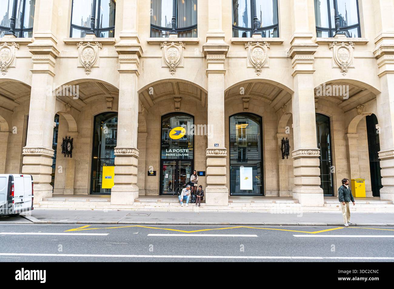 Parigi, Francia - 29 ottobre 2025: Edificio LA POSTE Paris Louvre, logo giallo, ufficio postale d'ingresso. Vetrina della porta sulla strada Foto Stock