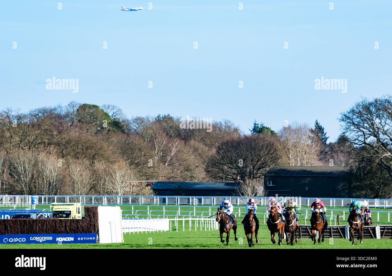 Ascot, Regno Unito, venerdì 19 dicembre 2025; Crystal Island e il fantino Nico de Boinville vincono l'ostacolo Howden Maiden per l'allenatore Nicky Henderson e i proprietari Parchi divertimento & Country wide Park Homes. Crediti JTW equine Images / Alamy Live News. Foto Stock