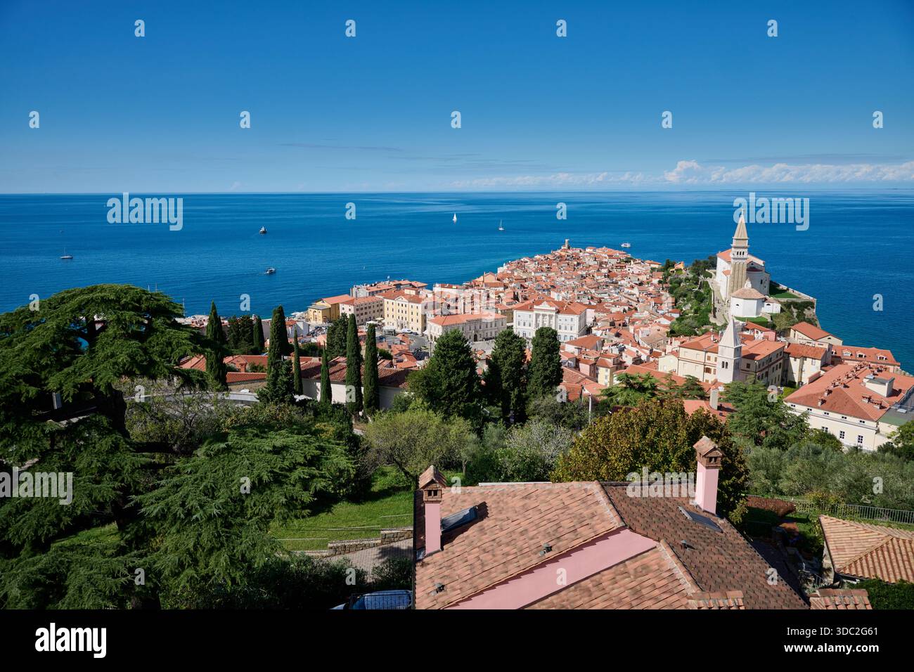 Vista dall'alto di Pirano con il Mar Mediterraneo alle sue spalle, la Slovenia, l'Europa Foto Stock