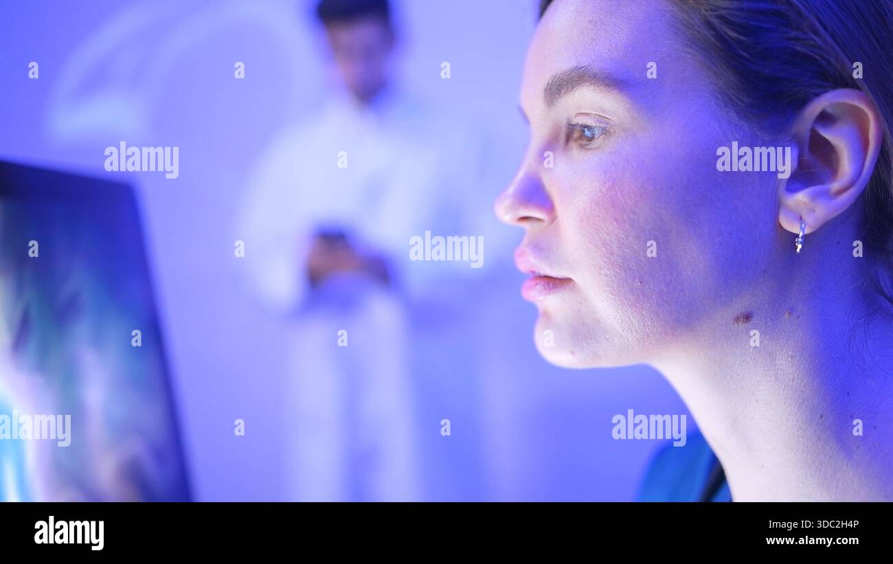 Gli occhi stanchi dei medici e dei professionisti medici che fissano gli schermi dei computer per trovare un modo per trattare un paziente || modello rilasciato Foto Stock