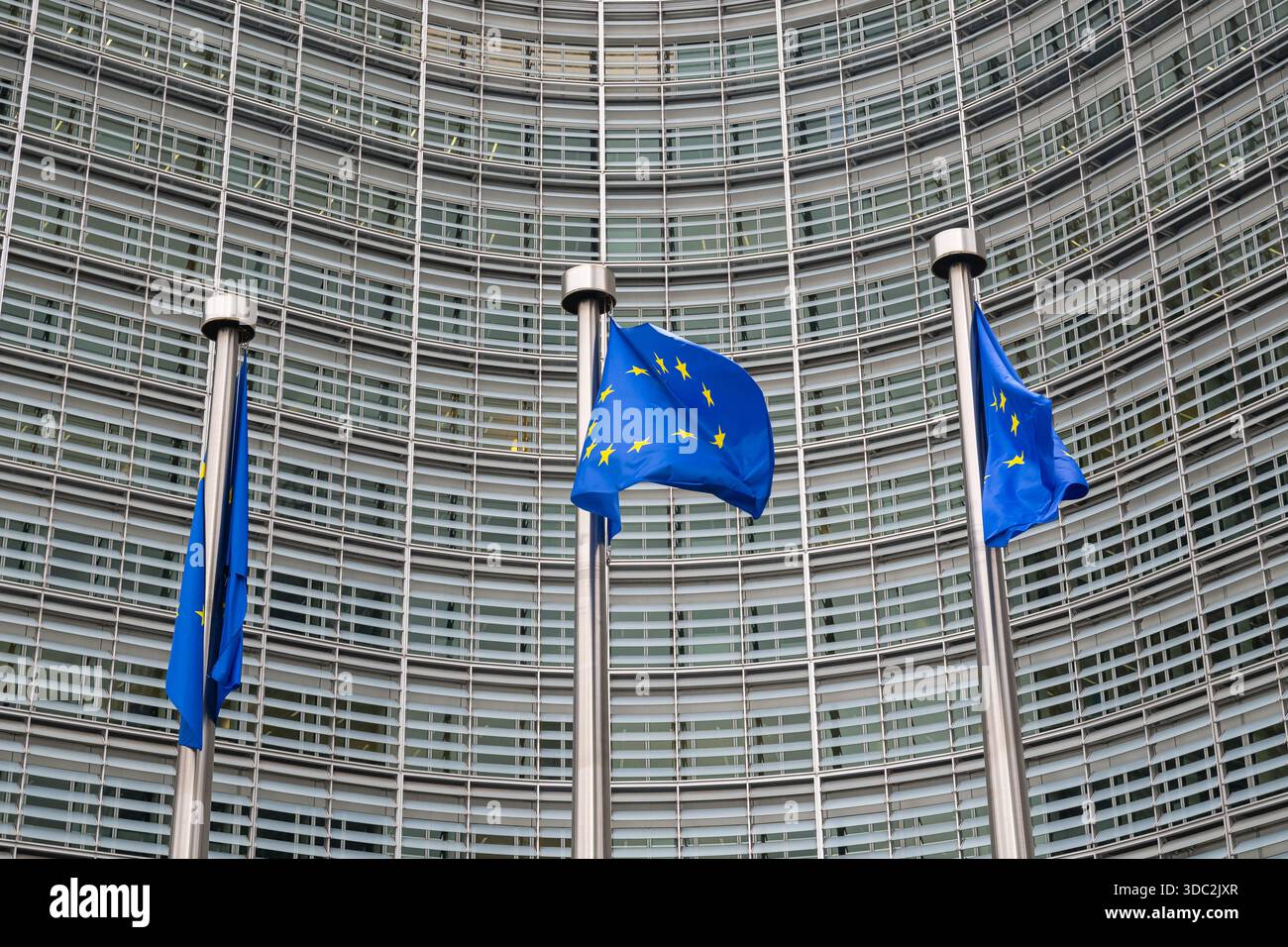 Bruxelles, Belgio. 19 dicembre 2025. Le bandiere dell'Unione europea volano al di fuori della sede dell'Unione europea a Bruxelles. Ripresa a Bruxelles, Belgio, il 19 dicembre 2025. (Jonathan RAA/Sipa USA) credito: SIPA USA/Alamy Live News Foto Stock