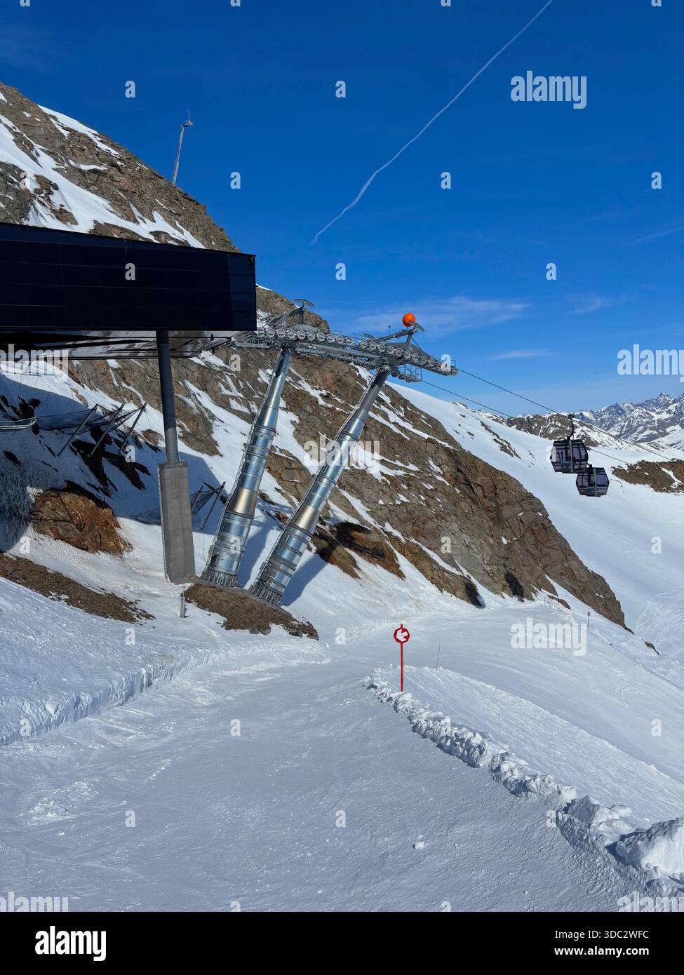 Moderna funivia presso la stazione sciistica Kaunertal Glacier, Austria - Immagine stock catturata con smartphone