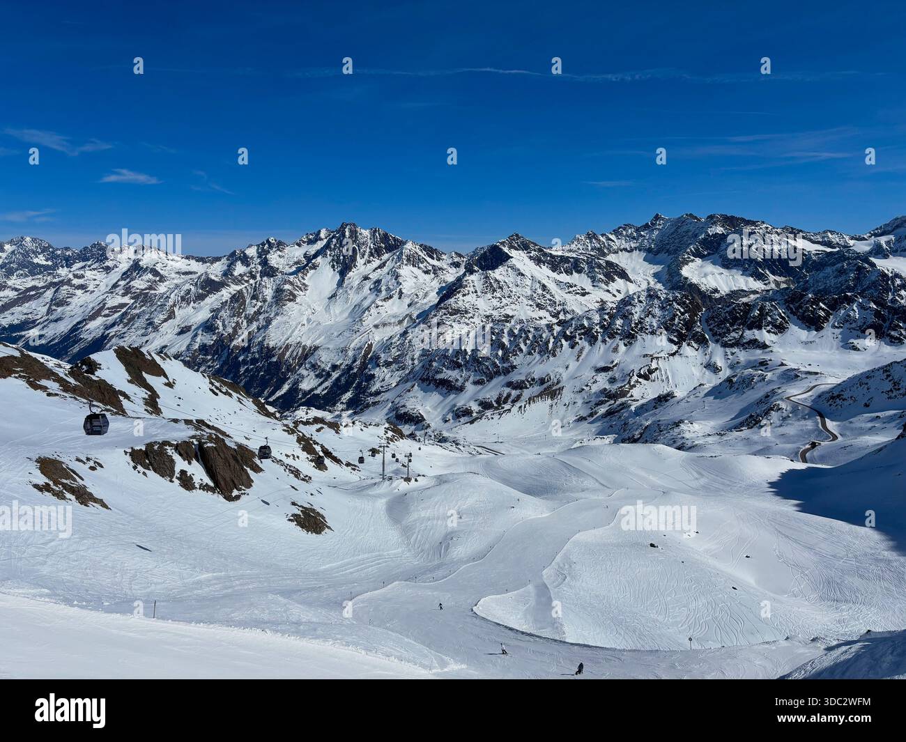 Montagne e piste da sci mozzafiato e soleggiate nell'Austria rurale - Immagine stock catturata con smartphone