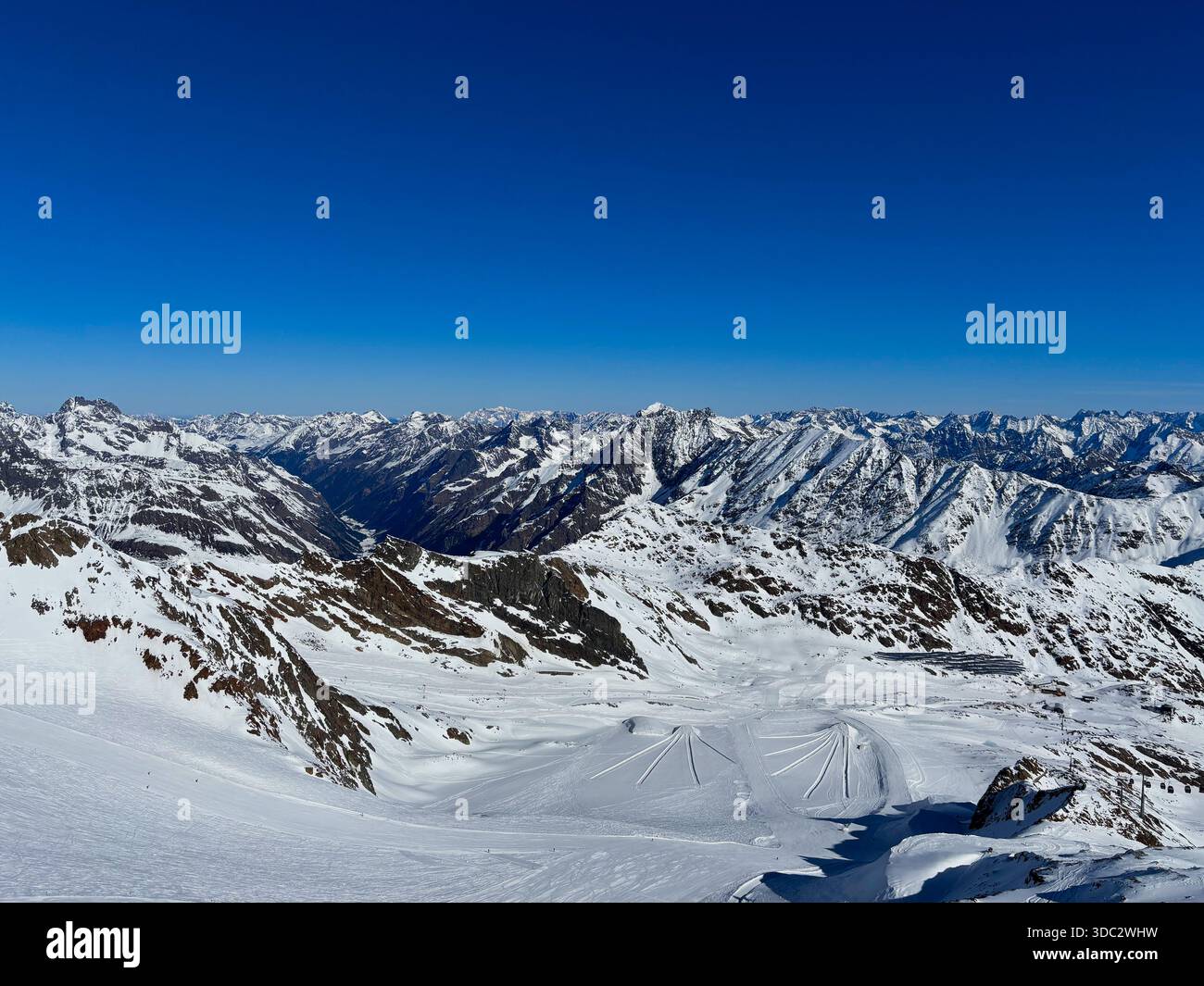 Soleggiata giornata invernale in una località sciistica ad alta quota in Austria - Immagine stock catturata con smartphone