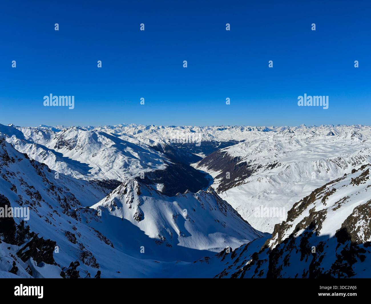 Cielo azzurro e cristallino su un vasto paesaggio montano invernale, l'Austria - Immagine stock catturata con smartphone