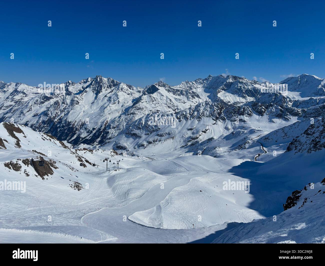 Vista panoramica della stazione sciistica del ghiacciaio Kaunertal sotto il cielo blu, Austria - Immagine stock catturata con smartphone