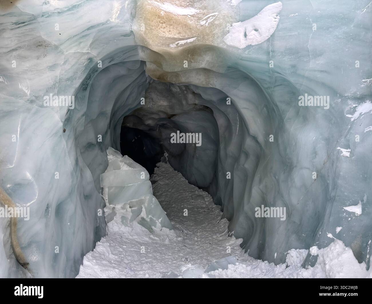 Tunnel della grotta di ghiaccio illuminato nel ghiacciaio Kaunertal, Austria - Immagine stock catturata con smartphone