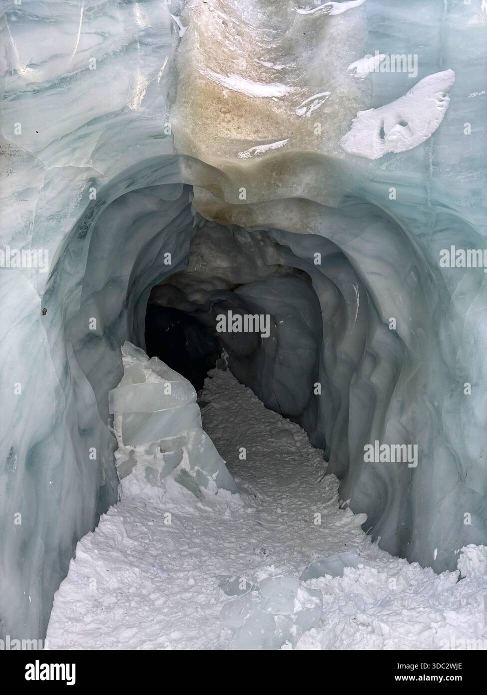 Tunnel della grotta di ghiaccio azzurro naturale nel ghiacciaio Kaunertal, Austria - Immagine stock catturata con smartphone