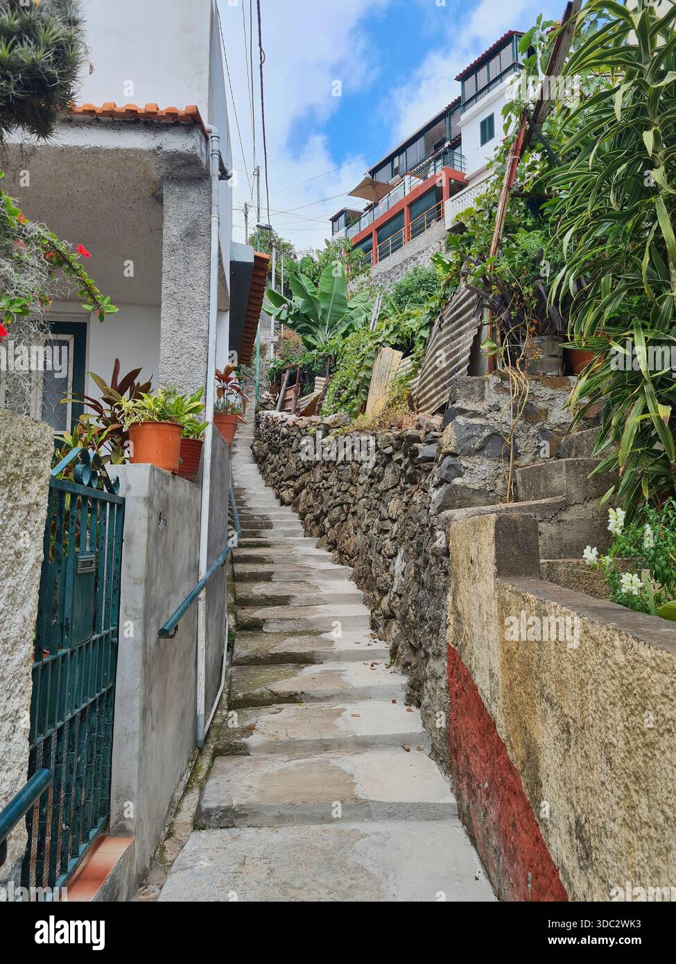 Strette scale in pietra in un quartiere tradizionale di Funchal, Portogallo - Immagine stock catturata con smartphone