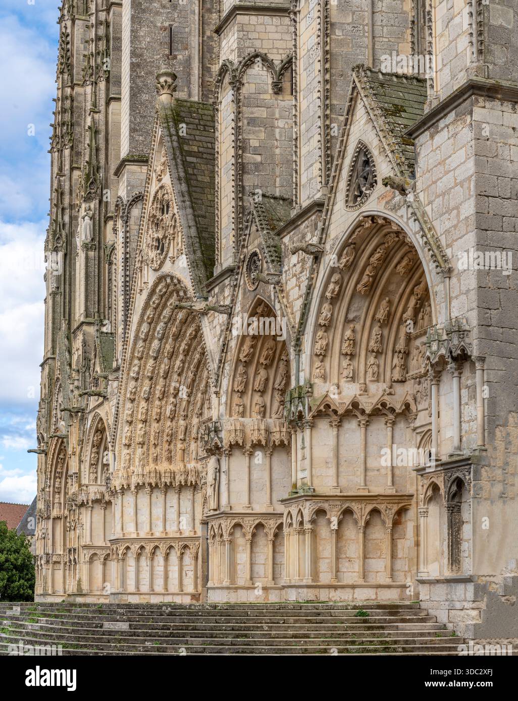 Bourges, Francia - 10 25 2025: Vista panoramica dell'esterno dell'edificio della Cattedrale di Santo Stefano di Bourges con colori autunnali Foto Stock