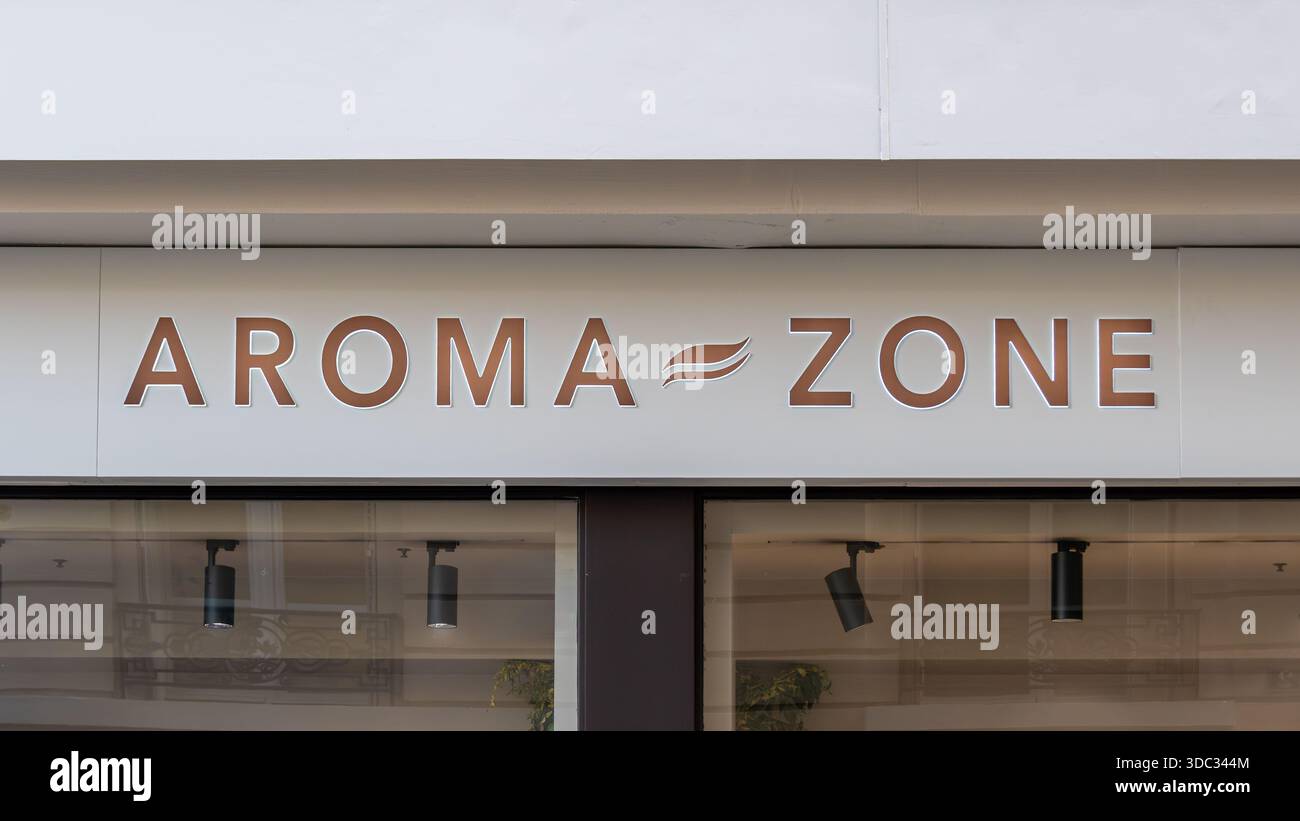 Facciata di un negozio Aroma-zone. Aroma-zone è un'azienda francese specializzata in prodotti naturali per la cura della pelle per cosmetici, nutrizione e benessere Foto Stock