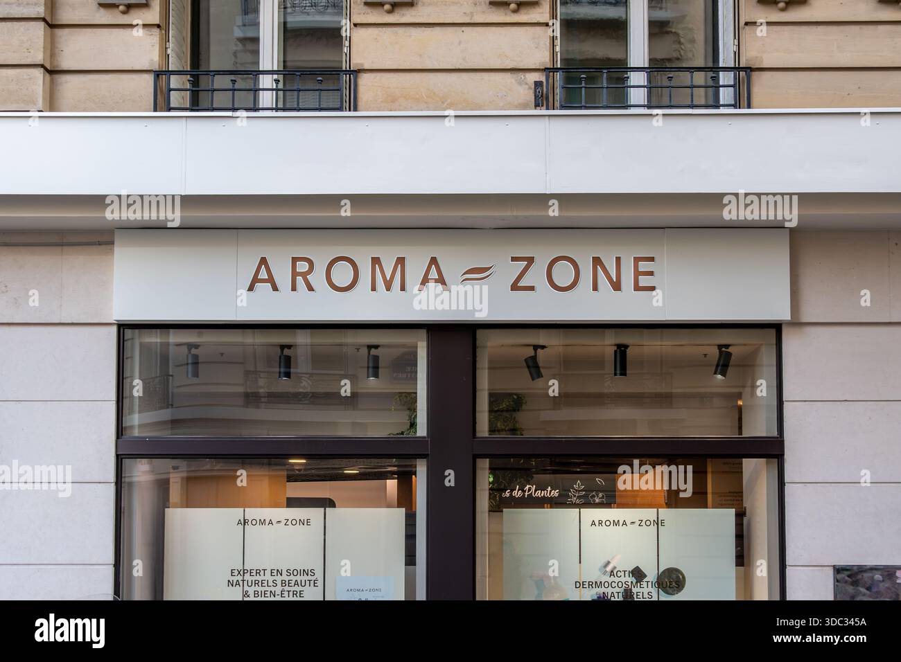 Facciata di un negozio Aroma-zone. Aroma-zone è un'azienda francese specializzata in prodotti naturali per la cura della pelle per cosmetici, nutrizione e benessere Foto Stock