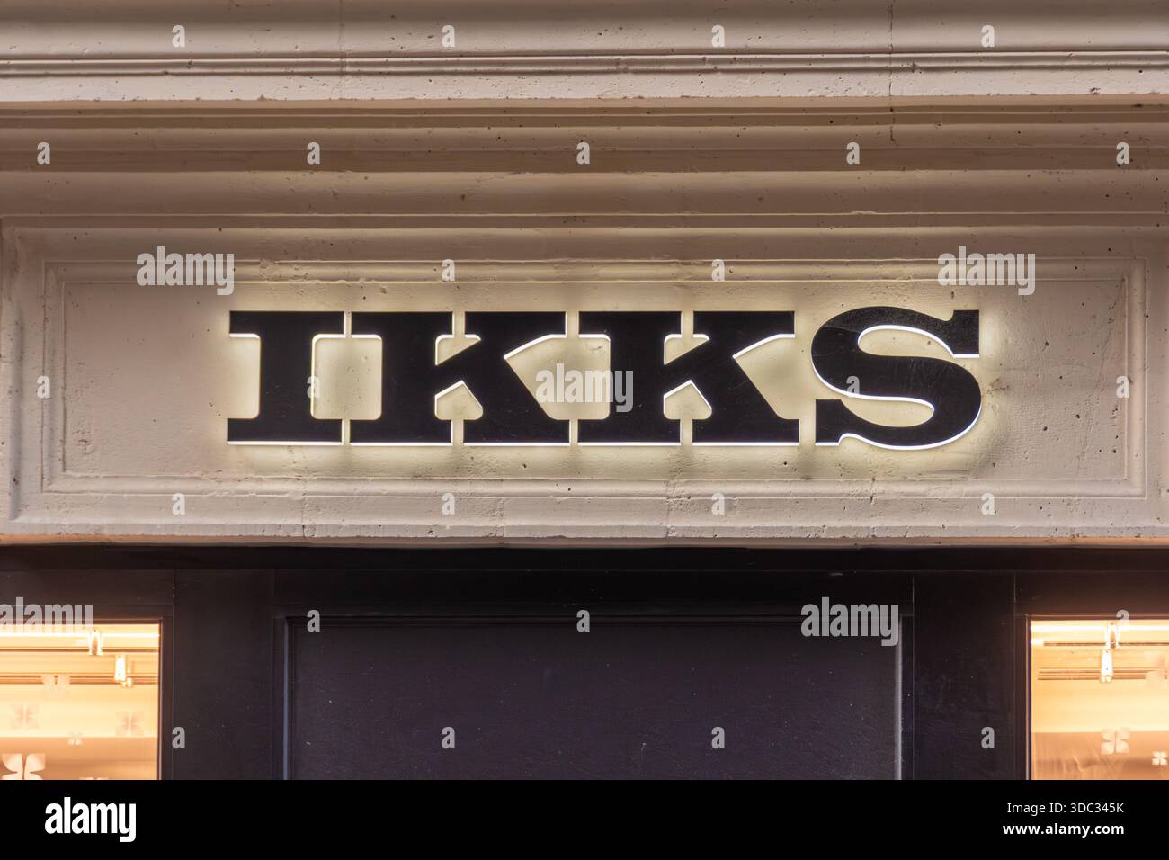 Firma e logo di un negozio IKKS a Parigi, Francia. IKKS è un marchio di moda francese e un'azienda di abbigliamento pronto all'uso Foto Stock