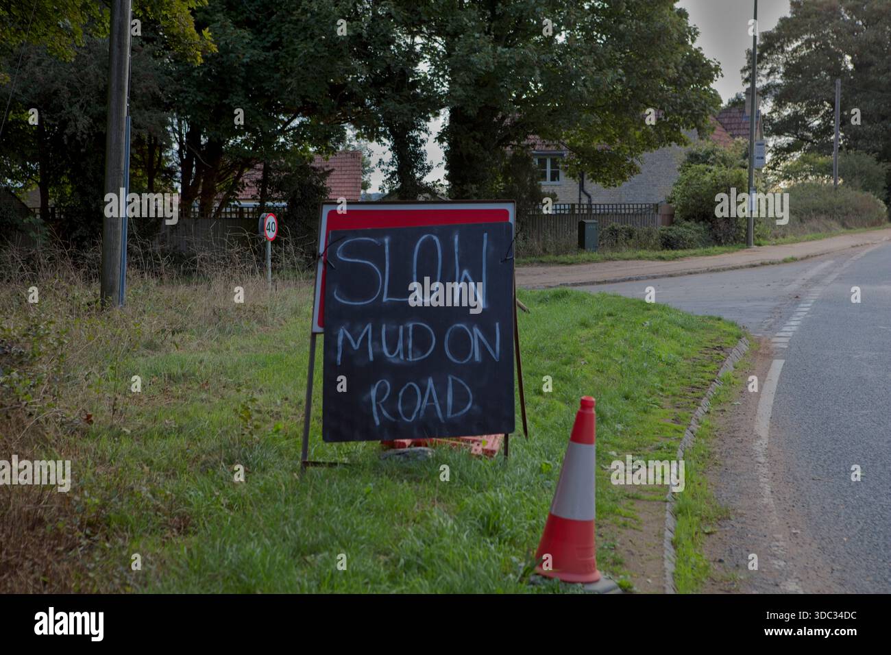 Il pub Farmer's Dog vicino a Burford, Oxfordshire. Parcheggiare le auto in un campo vicino lascia fango sulle strade. Foto Stock