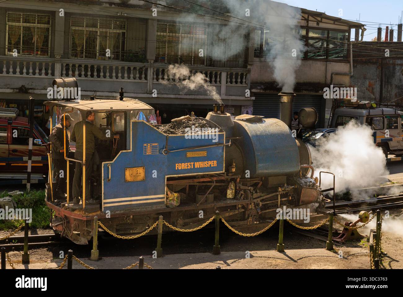 la storica locomotiva blu a vapore della foresta sussurra della ferrovia himalayana darjeeling si è accesa e ha soffiato fumo e vapore Foto Stock