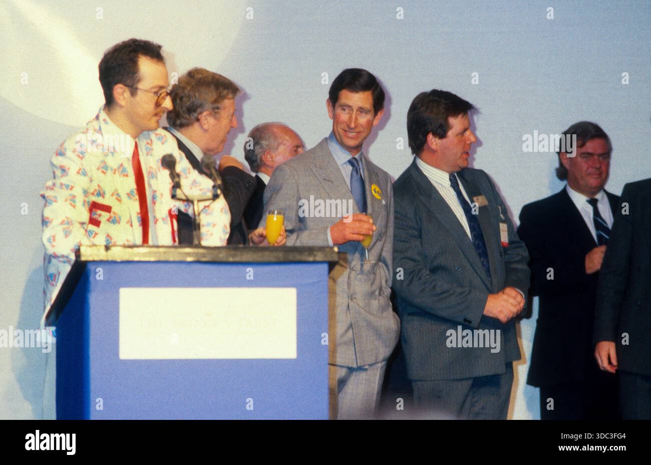 Il presentatore radiofonico Steve Wright ospita la festa del 40° compleanno per il principe Carlo. Il Principe Carlo il Principe di Galles 40 ° compleanno festa a Birmingham in un capannone tram convertito (capannone tram Witton) ospitato dai beneficiari del Prince's Trust. 1988 Foto Stock