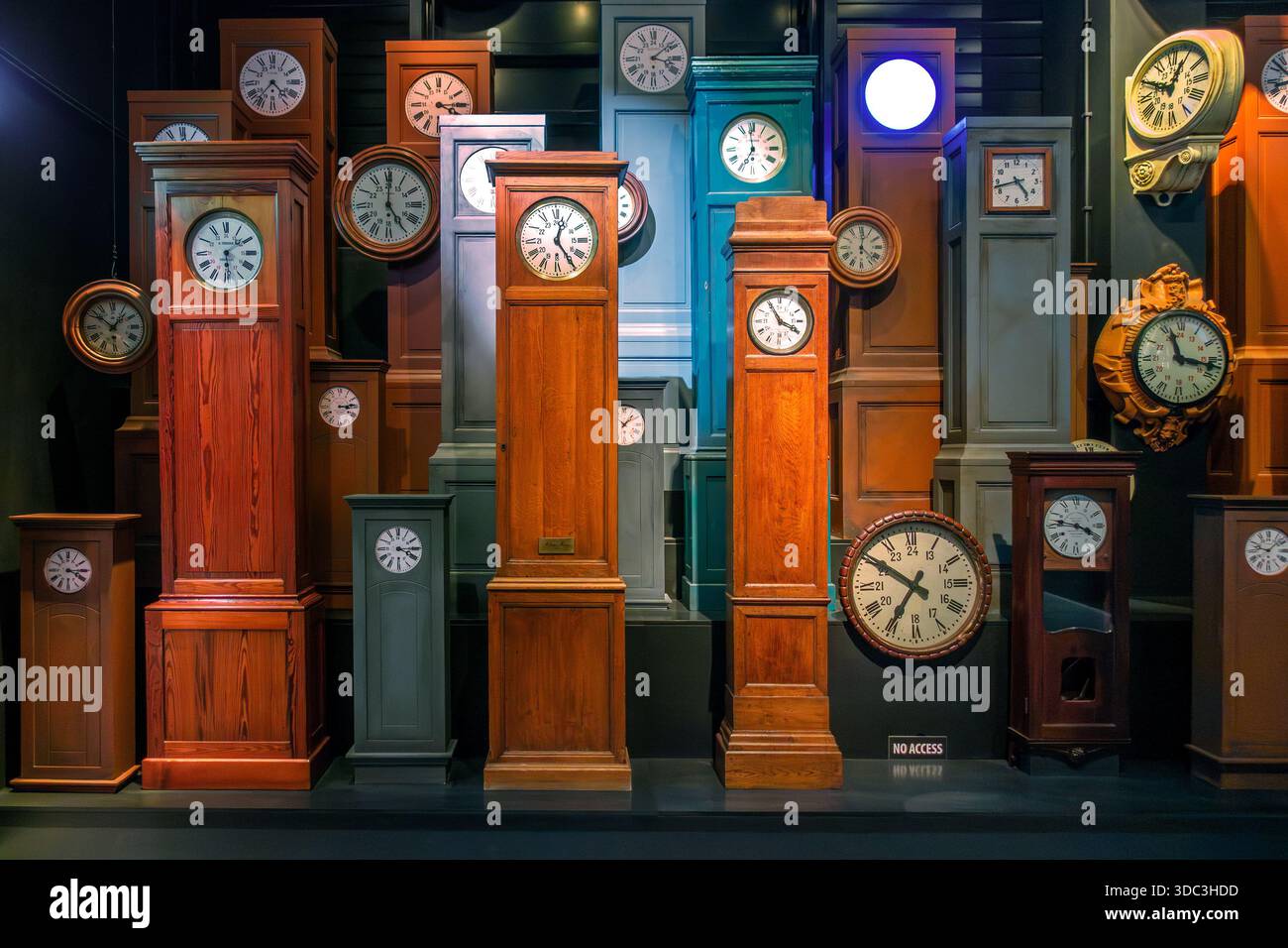 Collezione di antichi orologi in legno della stazione ferroviaria al Train World, museo ferroviario a Schaerbeek / Schaarbeek, Bruxelles, Belgio Foto Stock