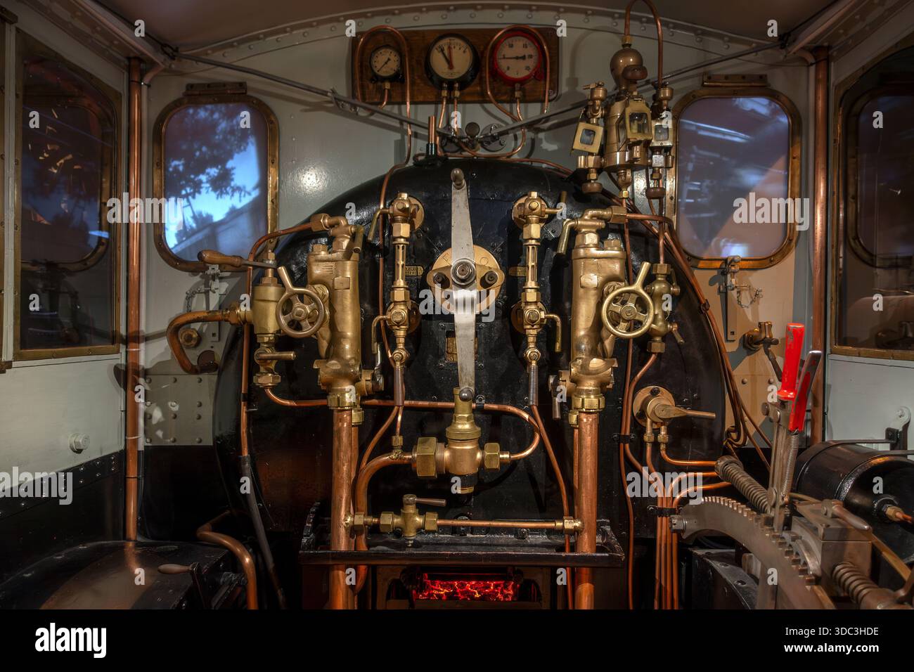 Manometri e valvole nella cabina del motore a vapore / posto di guida della locomotiva a vapore al Train World, museo ferroviario di Schaarbeek, Belgio Foto Stock
