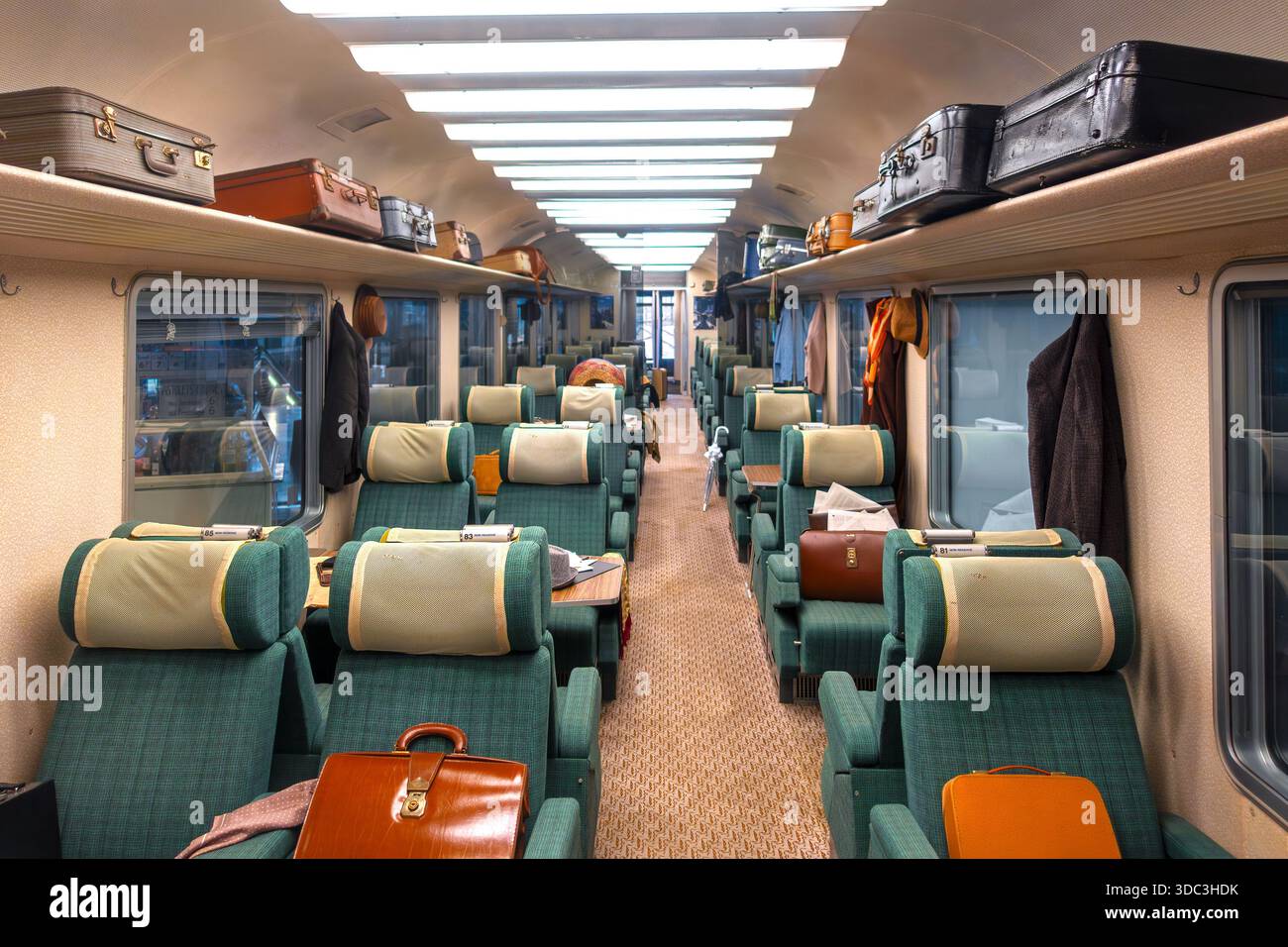 1974 TEE Mistral 69, carrozza di prima classe / vagone ferroviario passeggeri presso Train World, museo ferroviario di Schaerbeek / Schaarbeek, Belgio Foto Stock