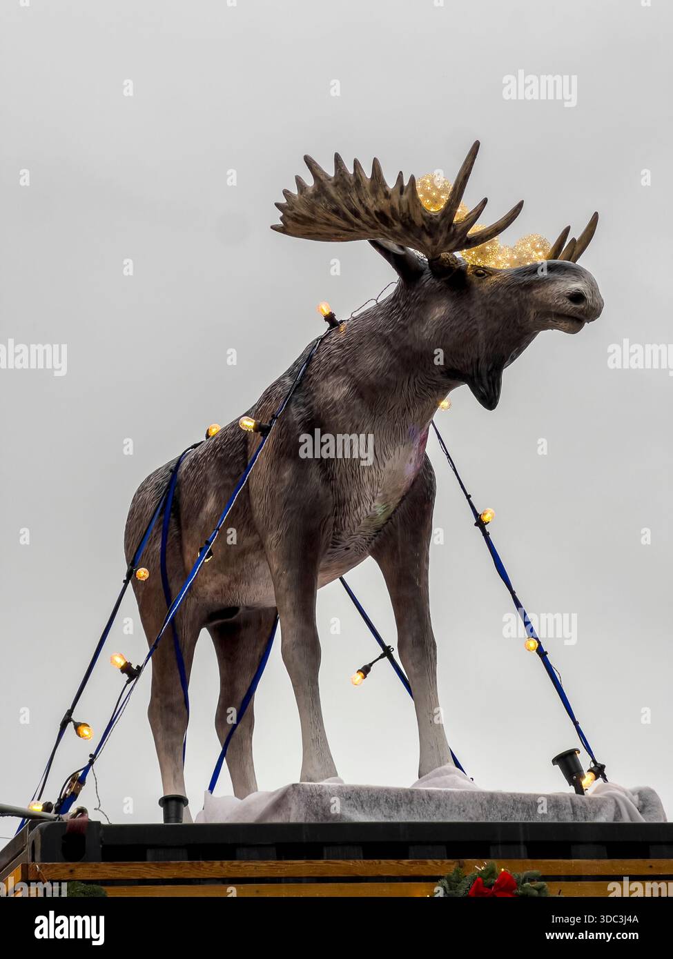 Un enorme alce di plastica, decorato con luci fiabesche, nel mercatino di Natale di Hereford (Regno Unito) Foto Stock