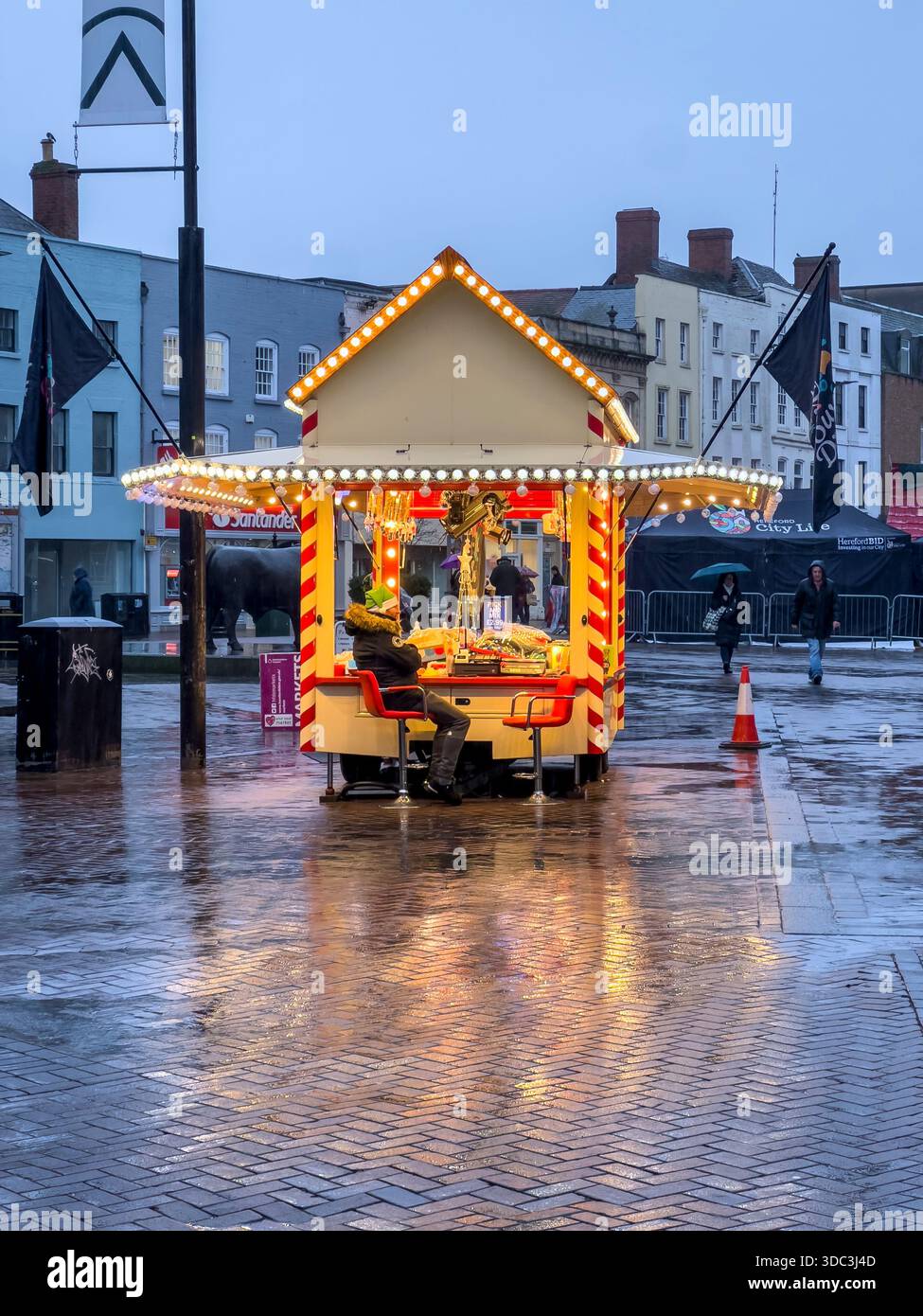 Non c'è niente da fare in un chiosco di cibo in un bagnato pomeriggio di Natale nelle strade vuote di Hereford, Regno Unito Foto Stock