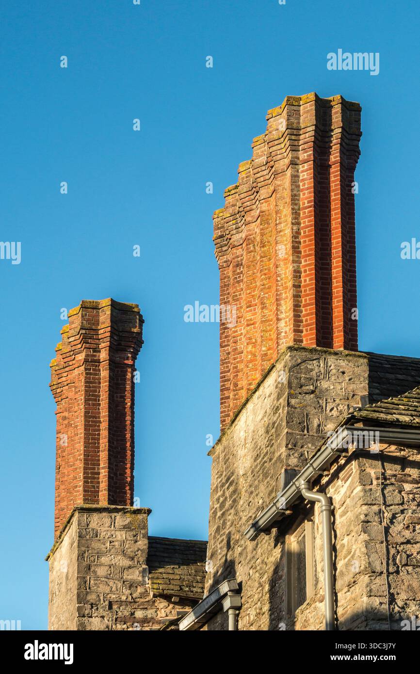 L'alto camino in mattoni giacobino si trova a Hay Castle, Hay-on-Wye, Powys, Regno Unito Foto Stock