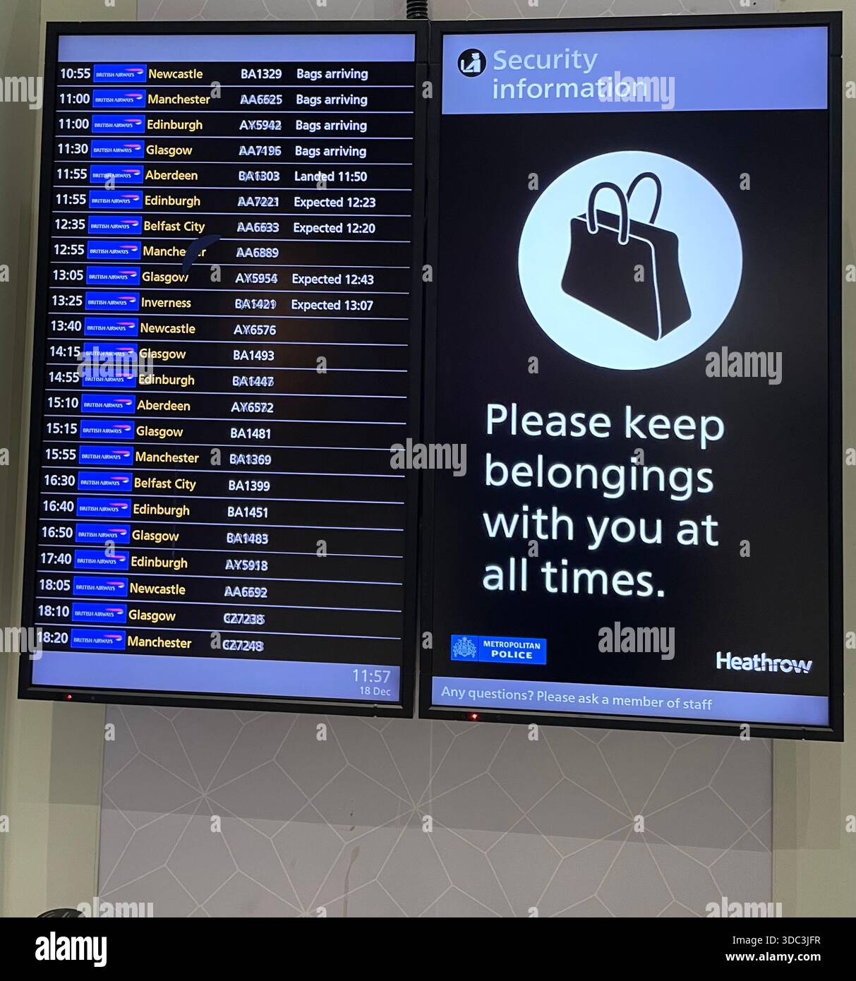 Pochissimi passeggeri arrivano al Terminal 5 di Heathrow in uno dei periodi più affollati dell'anno, Natale Foto Stock