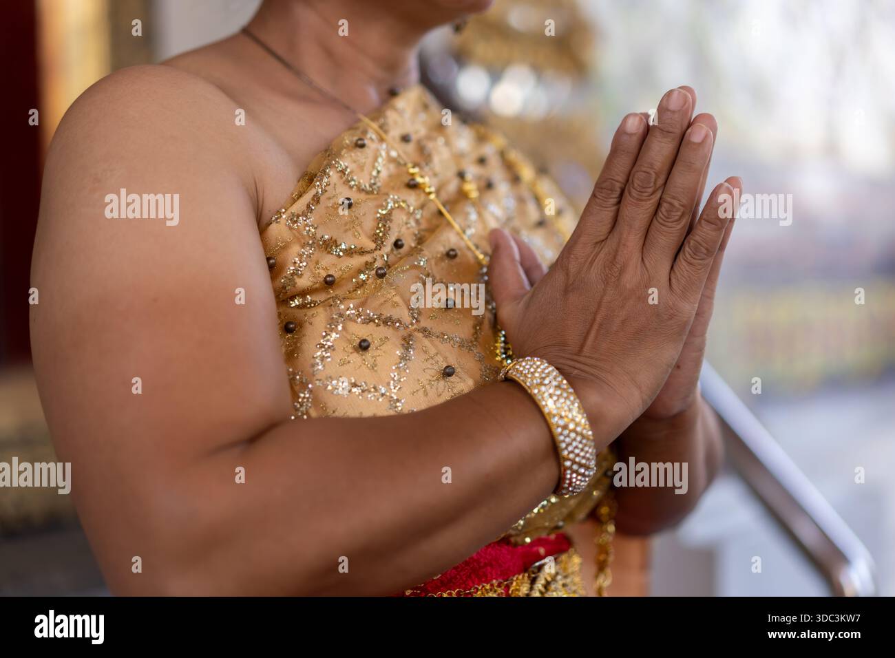 Primo piano delle mani delle donne anziane, facendo i tradizionali saluti thailandesi. Foto di alta qualità Foto Stock