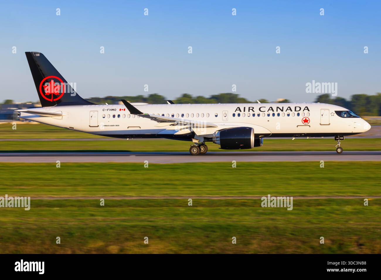 Montreal, Canada - 24 settembre 2025: Air Canda A220 Foto Stock
