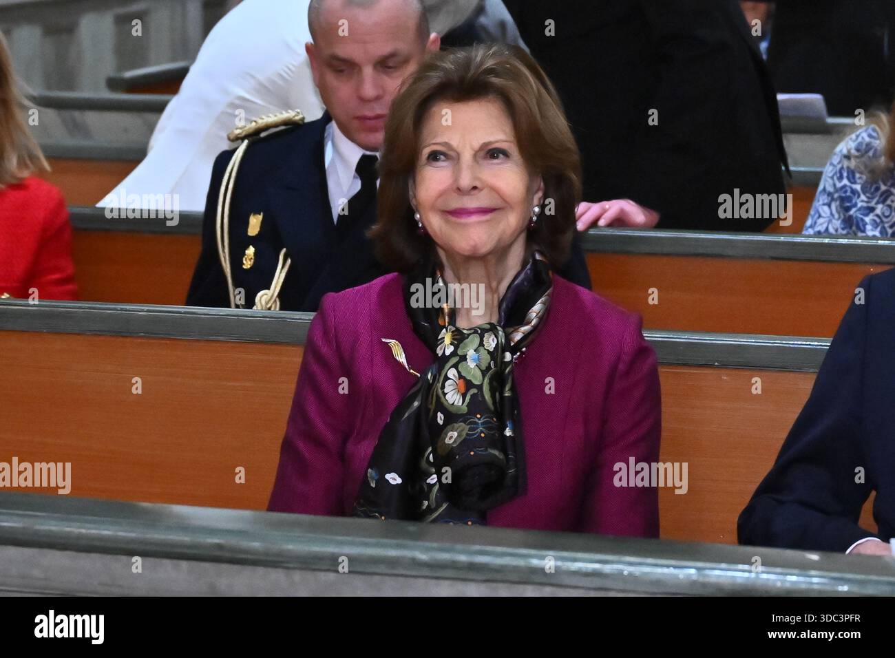 Stoccolma, Sverige. 19 dicembre 2025. STOCCOLMA, SVERIGE 20251219la regina Silvia partecipa ad un concerto giubilare presso la Chiesa di Finlandia a Stoccolma, Svezia, 19 dicembre 2025 per celebrare il 300° anniversario della parrocchia. Foto: Claudio Bresciani/TT/Kod 10090 crediti: TT News Agency/Alamy Live News Foto Stock