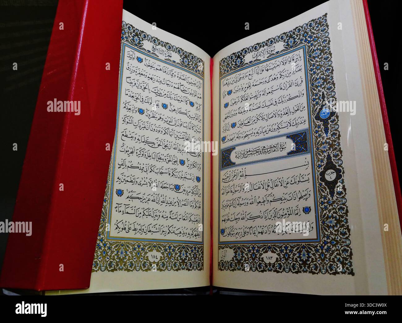 Un Corano alla Sheikh Makhtoum House presso l'Heritage Village, Dubai, Emirato di Dubai, Emirati Arabi Uniti Foto Stock
