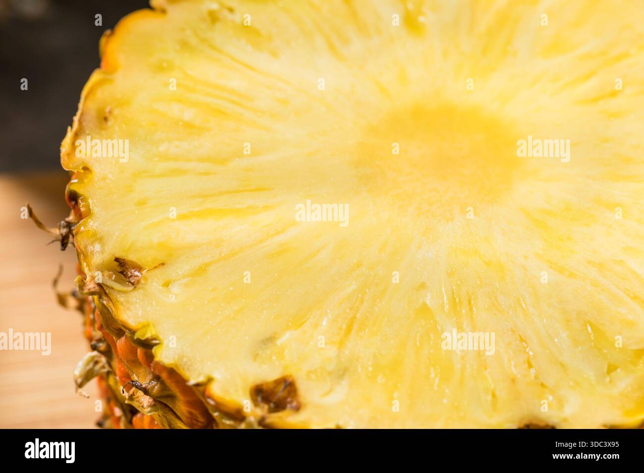 Fette di ananas crudo organico su un tagliere Foto Stock