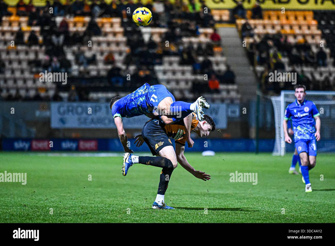 Kell Watts (6 Cambridge United) sfidato da Isaac Sinclair di Accrington Stanley durante la partita Sky Bet League 2 tra Cambridge United e Accrington Stanley al Cledara Abbey Stadium di Cambridge sabato 20 dicembre 2025. (Foto: Kevin Hodgson | mi News) crediti: MI News & Sport /Alamy Live News Foto Stock