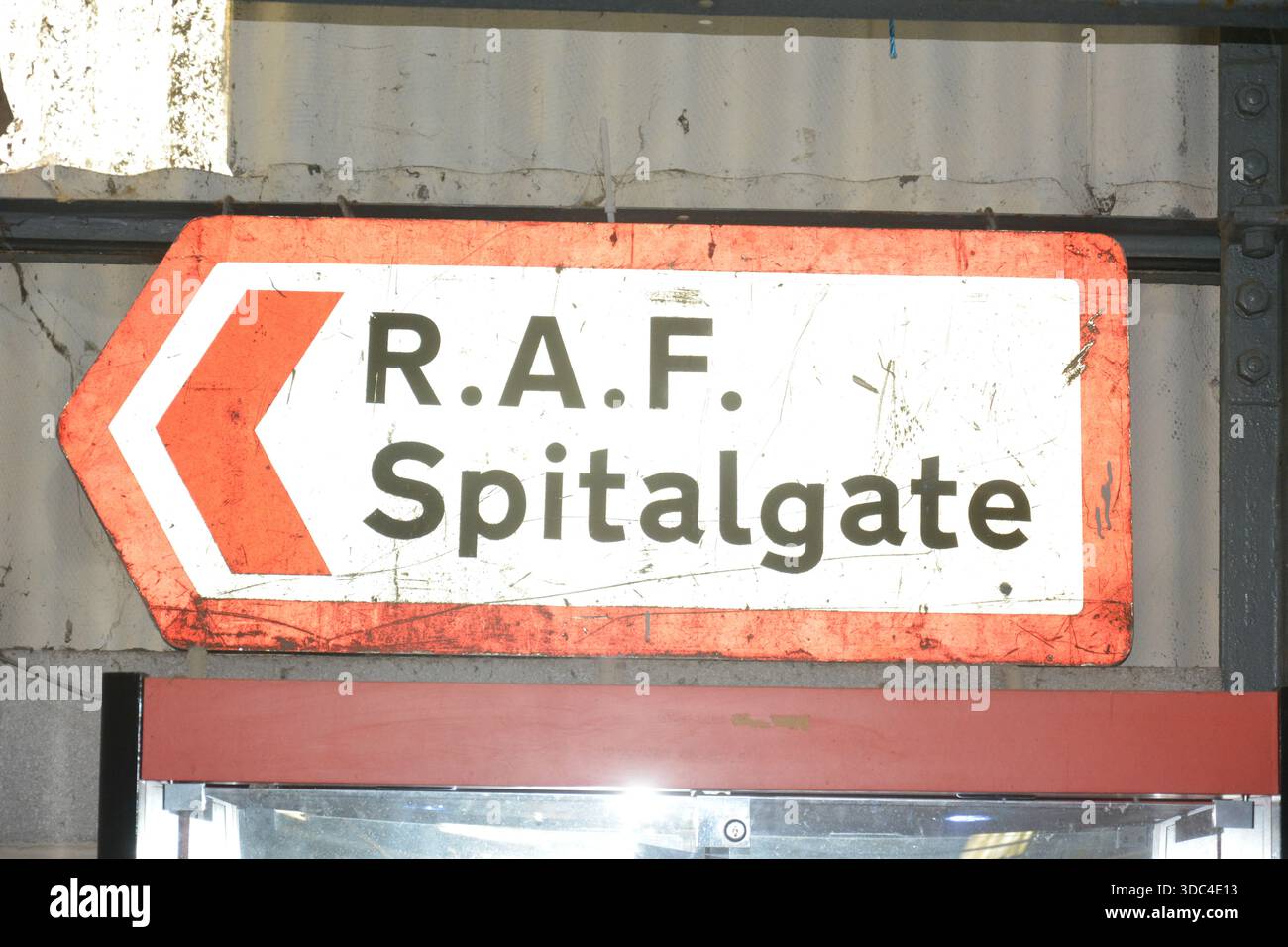 Insegna per RAF Spitalgate in mostra al South Yorkshire Air Museum di Doncaster; questo sito RFC, RAF, WRAF e USAAF ha una storia complessa risalente al 1915 Foto Stock