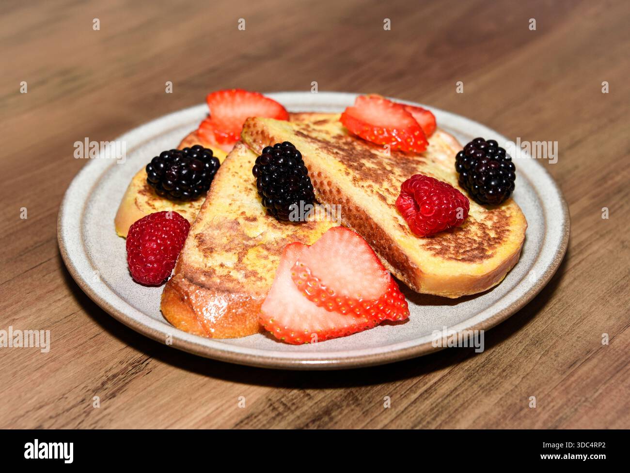 Toast alla francese con fragole, more e lamponi Foto Stock